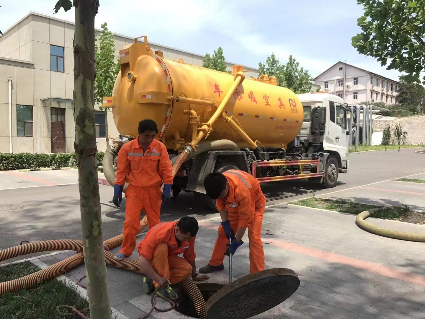 高昌管道疏通车停在窨井附近