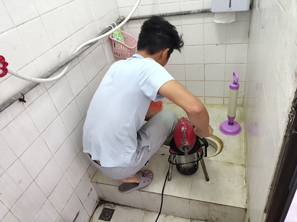 高昌管道堵塞冒臭气 专业师傅现场解决问题