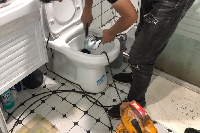 高昌马桶堵塞自己疏通还是找师傅?专业上门服务让你省时更省心